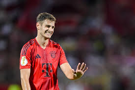 Josip Stanišić hat sich einen Außenbandriss im rechten Knie zugezogen